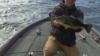 Cold, Clear & Windy Northern Largemouth Bass Fishing - Mueller  